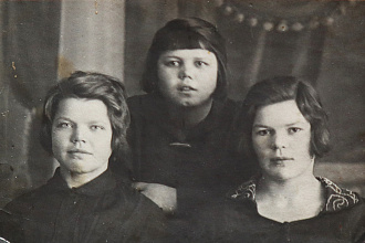Мария Мельникова (Мяльнык) с сестрами. Липецк. 20-ые годы.